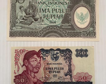 Op de afbeelding: Twee Indonesische bankbiljetten. De bovenste biljet is groen en grijs, met een vrouw bij een spinnewiel en de tekst "BANK INDONESIA LIMA PULUH RUPIAH 1964". De onderste biljet is bruin en rood, met een portret en de tekst "BANK INDONESIA LIMA PULUH RUPIAH 1968".