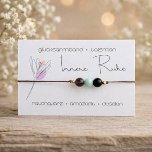 Könnte beinhalten: Ein Armband mit drei Edelsteinperlen: Rauchquarz, Amazonit und Obsidian. Das Armband ist auf einem braunen Band aufgefädelt und mit goldfarbenen Perlen akzentuiert. Die Karte zeigt "Innere Ruhe" und listet die Edelsteine auf.
