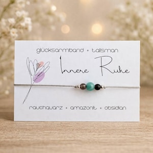 Può includere: Un set di tre tazze in ceramica con finitura opaca e macchiettata. Le tazze sono nei toni del crema, grigio chiaro e grigio scuro. Ogni tazza ha un design semplice e minimalista.