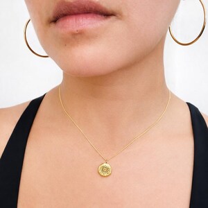 Collar Sol Dorado, Colgante Minimalista, Joyería Celestial, Cadena Dorada Delicada, Encanto Místico Bohemio, Regalo Ideal para Combinar con Otros Collares para Ella