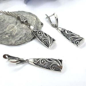 Filigree Art Deco silvered jewelry set Drop pendant and dangle drop filigree earrings