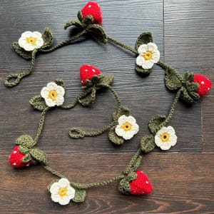 Strawberry and Flower Leafy Garland Pattern