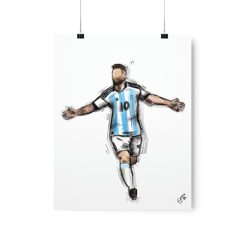 Puede incluir: Una ilustraci&oacute;n en blanco y negro de un jugador de f&uacute;tbol que lleva una camiseta a rayas azul claro y blanca con el n&uacute;mero 10 en la parte delantera. El jugador est&aacute; corriendo y tiene los brazos extendidos.