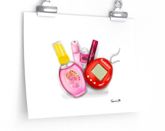 Puede incluir: Un juguete Tamagotchi rojo y blanco con una cadena, una botella de jugo rosa, un bálsamo labial rosa y un brillo labial rosa.