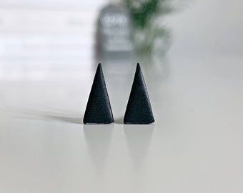 Kleine driehoek oorbellen, zwarte kleine studs, geometrische studs voor heren, minimalistische studs zwart, driehoek sieraden, Unisex studs, minimale eenvoudige studs