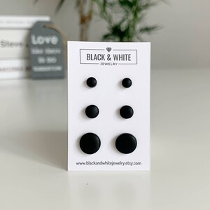 Könnte beinhalten: Ein Set mit drei schwarzen Ohrsteckern auf einer weißen Karte mit dem Text "Black & White Jewelry" und der Website-Adresse "www.blackandwhitejewelry.etsy.com".