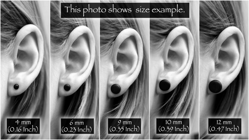 Op de afbeelding: Een foto die vijf verschillende maten zwarte oorpluggen laat zien, vari&euml;rend van 4 mm (0,16 inch) tot 12 mm (0,47 inch). De foto toont de oorpluggen in een oor om het verschil in grootte te demonstreren.