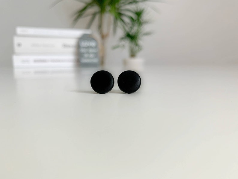 Eenvoudige studs zwart, Mat zwarte oorbel studs, Unisex studs, Ronde zwarte studs, Eigentijdse studs, Alledaagse zwarte studs, Zwarte oorstekers afbeelding 4