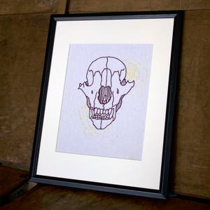 Cráneo del oso - arte de la pared del aro bordado a la mano