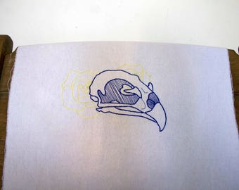 Cráneo del loro - mano bordado aro pared arte