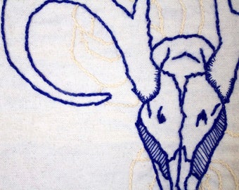 Cráneo de ciervo - mano bordado aro arte de pared