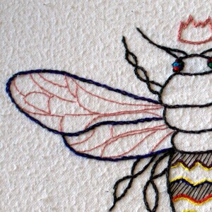Queen Bee - Mano bordada aro pared arte insectos