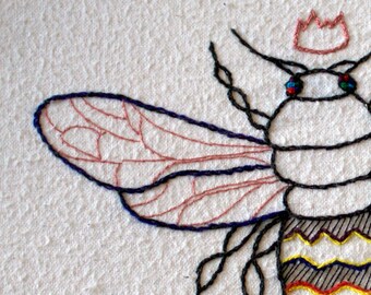 Queen Bee - Mano bordada aro pared arte insectos