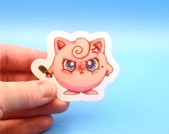 Puede incluir: Un personaje de dibujos animados rosa con una cola rizada y ojos enojados sosteniendo un micrófono. El personaje es una pegatina con un fondo blanco.