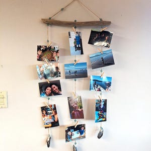 流木を使った写真ディスプレイ、リサイクルガラスビーズ、貝殻、ビーチコーマー、海岸の装飾品を使った壁掛け写真ディスプレイ