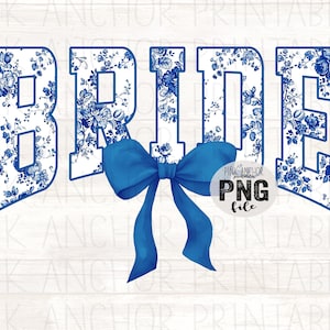 Op de afbeelding: Een digitale afbeelding met het woord 'BRIDE' in een vetgedrukte, omlijnde lettertype. De letters zijn gevuld met een blauw en wit bloemenpatroon. Een effen blauwe strik is gecentreerd onder het woord. De achtergrond is een lichte houtnerf.