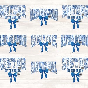 Op de afbeelding: Een verzameling blauwe en witte tekstafbeeldingen met titels voor bruiloften, waaronder "Moeder van de bruid" en "Bruidsmeisje". Elke titel is gebogen en voorzien van een blauwe strik. De achtergrond heeft een lichte houtnerftextuur.