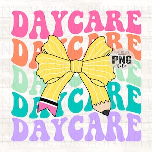 Pode incluir: Um design gráfico colorido com a palavra "DAYCARE" em uma fonte retrô, em camadas de rosa, laranja, verde-azulado e roxo. Uma fita em forma de lápis amarela é centralizada, com uma ponta de borracha preta e rosa. O design é um arquivo PNG.