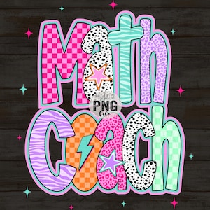 Può includere: Un design grafico colorato con le parole "Math Coach" in grandi lettere stilizzate. Le lettere presentano vari motivi, tra cui quadretti, zebrature, stampa leopardata e pois, con un accento a stella e fulmine.