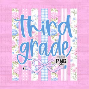 Puede incluir: Un diseño gráfico rosa y azul con las palabras "third grade" en una fuente caprichosa. El diseño incluye rayas florales y de lunares, un lazo y un lápiz, perfecto para proyectos escolares.