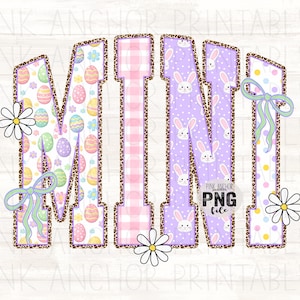 Puede incluir: Un diseño gráfico colorido de la palabra "MINI" con temática de Pascua. Las letras están decoradas con patrones de huevos de Pascua, conejitos y lunares, con un borde de estampado de leopardo. Incluye margaritas y lazos.