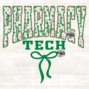 Può includere: Design digitale con la scritta "PHARMACY TECH". Le lettere sono verdi e con stampa leopardata, con motivi di trifogli e fiori rosa. Un fiocco verde in basso. Lo sfondo è un legno bianco.