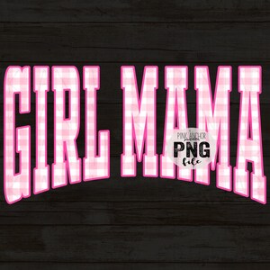 Op de afbeelding: Een digitaal ontwerp met de tekst "GIRL MAMA" in een vet, gebogen lettertype. De letters zijn gevuld met een roze en wit geruit patroon en omlijnd in roze. De achtergrond is een donkere houtnerftextuur.