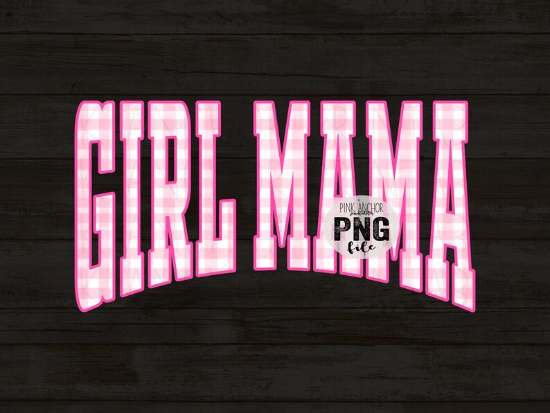 Op de afbeelding: Een digitaal ontwerp met de tekst "GIRL MAMA" in een vet, gebogen lettertype. De letters zijn gevuld met een roze en wit geruit patroon en omlijnd in roze. De achtergrond is een donkere houtnerftextuur.
