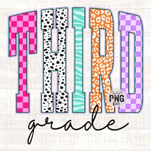 Op de afbeelding: Het woord THIRD is geschreven in grote blokletters met gevarieerde patronen: roze schaakbord, zwart-witte dalmatiërstippen, turquoise zebrastrepen, oranje luipaardprint en paars schaakbord. Daaronder staat het woord grade in zwart cursief schrift.
