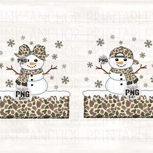 Könnte beinhalten: Zwei Schneemann-Designs mit Winterthema. Ein Schneemann trägt eine Schleife, der andere eine Kappe, beide mit Camouflagemuster. Sie haben Karottennasen, Zweigarme und Schals. Die Schneemänner stehen auf einer schneebedeckten Basis mit dem Text "PNG file".