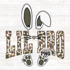 Op de afbeelding: Een digitale afbeelding met een konijnengezichtontwerp en de tekst "LIL BRO". De letters en konijnenoren hebben een camouflagepatroon in bruin, beige en groen. Het ontwerp bevat een neus, snorharen en pootafdrukken.