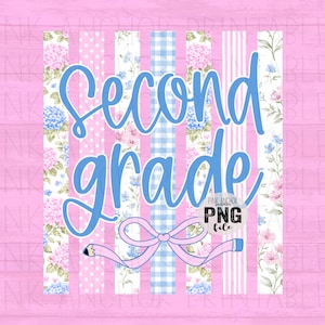 Può includere: Un design digitale con la scritta "Second Grade" in blu su uno sfondo di strisce rosa e bianche, motivi floreali e un motivo a quadretti vichy blu. Un fiocco rosa e una grafica a matita sono in basso. Lo sfondo è rosa.