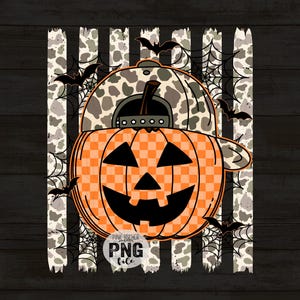 Peut inclure: Une illustration graphique représentant une citrouille d'Halloween à motif à carreaux orange portant une casquette de baseball à imprimé léopard. Le design inclut des silhouettes noires de chauves-souris et de toiles d'araignée sur des rayures verticales.