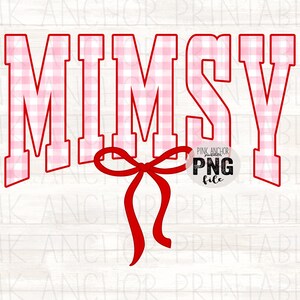Op de afbeelding: Een digitale afbeelding met het woord "MIMSY" in een vetgedrukte, rood omrande lettertype met een roze en wit geruit patroon. Onder de tekst staat een rode strik en de woorden "PNG file" zijn aanwezig.