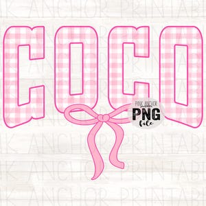 Puede incluir: El nombre "COCO" está escrito en un diseño de cuadros rosa y blanco. Debajo del nombre hay un lazo rosa. La imagen también incluye el texto "PNG file" y "PINK ANCHOR PRINTABLES".