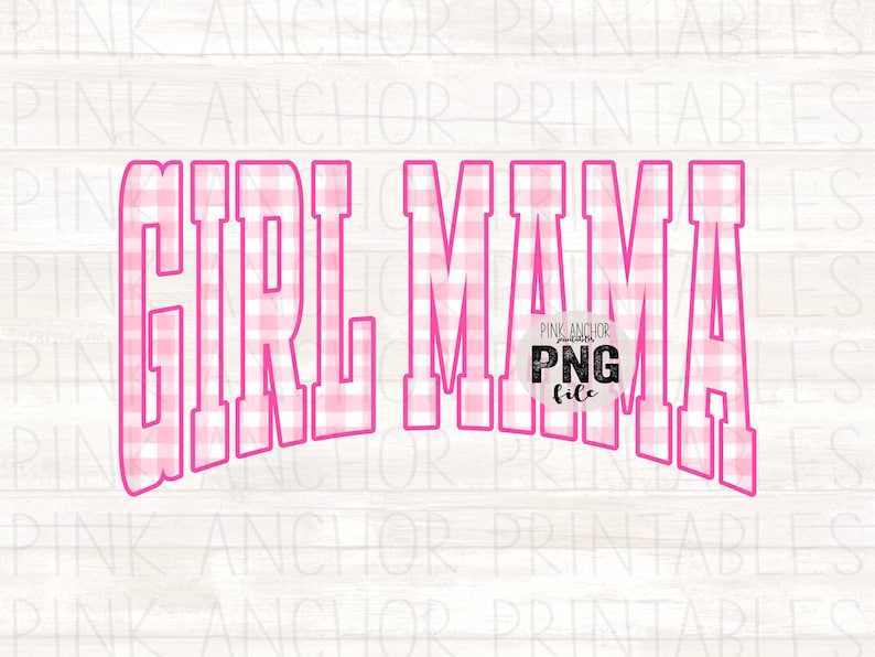 Op de afbeelding: Een digitaal ontwerp met de woorden "GIRL MAMA" in een roze, geruite lettertype. De tekst is omlijnd in een donkerdere roze kleur en heeft een lichte boog. Het ontwerp bevat de tekst "PNG file" en het logo Pink Anchor Printables.