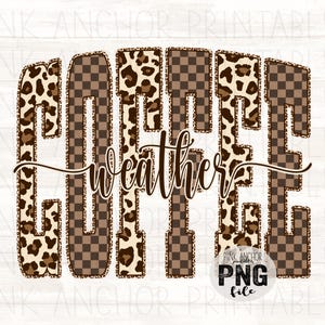 Può includere: Design digitale con le parole "COFFEE WEATHER". La parola "COFFEE" è in un mix di stampa leopardata e motivi a scacchi marroni. La parola "weather" è in un carattere corsivo. Il design è su sfondo bianco.