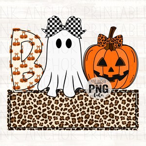 Op de afbeelding: Een Halloween-afbeelding met het woord "BOO", een pompoen, een spook en een luipaardprint. De letter "B" is gevuld met pompoengraphics. Het spook draagt een geruite strik en de pompoen heeft een luipaardprint strik.