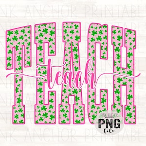 Puede incluir: Gráfico rosa y verde con la palabra «TEACH» en letras grandes. Las letras están delineadas en rosa y rellenas con un patrón de tréboles verdes sobre un fondo rosa. La palabra «teach» está escrita en cursiva en el centro.