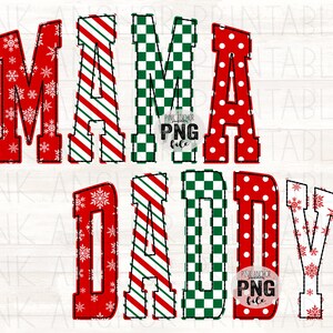 Peut inclure: Une création numérique avec les mots "MAMA" et "DADDY" dans une police festive sur le thème de Noël. Les lettres sont décorées de flocons de neige, de rayures, de pois et de motifs à carreaux en rouge, vert et blanc.