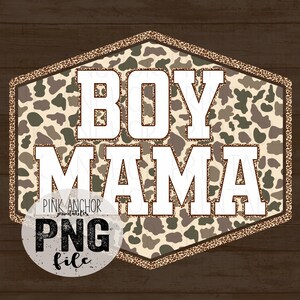 Op de afbeelding: Een digitale afbeelding met de woorden "BOY MAMA" in het wit, geplaatst tegen een camouflagepatroon. Het ontwerp is omlijst door een luipaardprint rand en bevat een "PNG file" logo.
