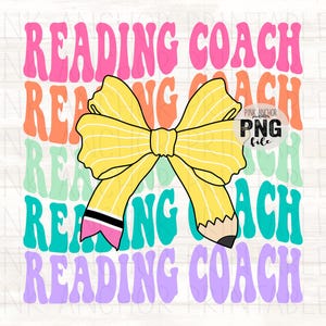 Pode incluir: Um gráfico colorido com as palavras "READING COACH" em uma fonte retrô, em camadas de rosa, laranja, verde-azulado e roxo. Uma fita amarela em forma de lápis está centralizada, com uma borracha rosa e preta. A imagem inclui uma marca d'água "PNG file".