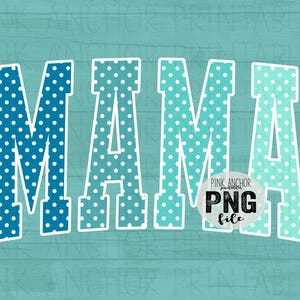 以下が含まれることがあります： 太字の白い文字で「MAMA」という単語が書かれており、それぞれ異なる色合いの青と白のドットで埋められています。背景はティール色です。「PINK ANCHOR PNG file」というテキストが入った小さな円形のロゴが下にあります。