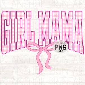 Op de afbeelding: Roze en witte gingham "GIRL MAMA" ontwerp met een roze strik. De tekst is in een vetgedrukte, gebogen lettertype. De afbeelding bevat de tekst "PNG file" in een zwarte cirkel.