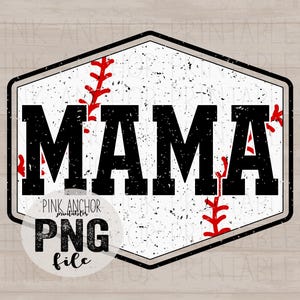 Könnte beinhalten: Ein Baseball-Grafik mit dem Wort "MAMA" in fetten schwarzen Buchstaben. Das Design umfasst rote Baseballnähte und einen verwitterten weißen Hintergrund in einem schwarz umrandeten Sechseck. Ein kreisförmiges Logo mit "PINK ANCHOR PRINTABLES" und "PNG file" befindet sich unten.