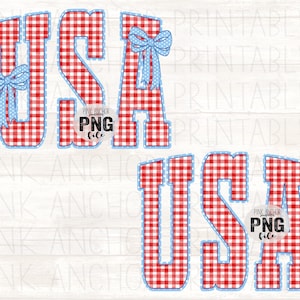 Puede incluir: Dos diseños "USA" en patrón de cuadros rojos y blancos con detalles azules. Cada letra está delineada en azul y tiene un lazo azul. El texto "PINK ANCHOR PNG file" está en el centro del diseño.