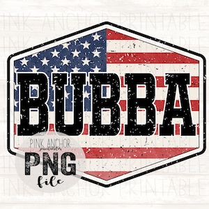 以下が含まれることがあります： アメリカ国旗を背景に、太字の黒い文字で「BUBBA」という言葉が描かれた、使い古されたデザイン。 デザインは黒い縁取りの六角形の形の中に収められています。 「PINK ANCHOR PRINTABLES」と「PNG file」の文字も含まれています。