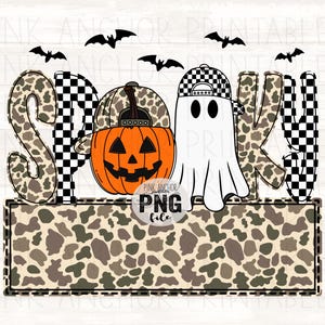 Może przedstawiać: Grafika o tematyce Halloween z napisem "SPOOKY" w połączeniu wzorów moro i szachownicy. Dynia, duch w czapce w szachownicę i nietoperze również są obecne. Projekt umieszczono na prostokącie z wzorem moro.