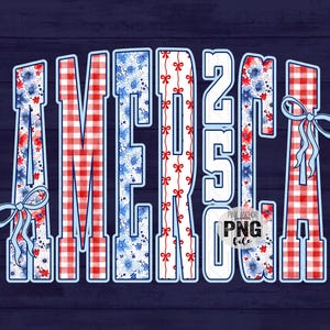 Op de afbeelding: Een patriottisch ontwerp met het woord "AMERICA" in vetgedrukte, omlijnde letters. De letters zijn gevuld met rood-witte ruitjes, blauwe bloempatronen en versierd met strikken. De achtergrond is een donkerblauwe houtnerf.