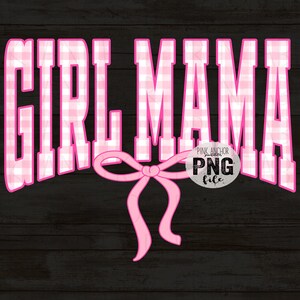 Op de afbeelding: Roze en witte ruitjestekst met de tekst "GIRL MAMA" en een roze strik. De tekst is roze omlijnd en geplaatst tegen een donkere houtnerf achtergrond. Er is ook een PNG-bestand logo aanwezig.